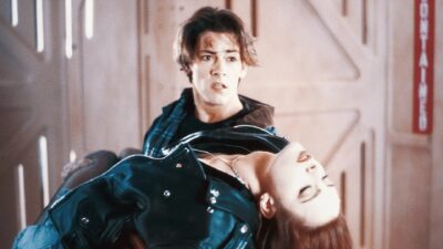 Tromeo & Juliet é um filme exploitation bizarro, que mistura escatologia, romance, paródia, deboche e um humor bastante baixo. A obra tem o intuito de satirizar de maneira trash a lenda de Romeu e Julieta que William Shakespeare propagava em sua peça. Lançado em 1996, dirigido por Lloyd Kaufman é um autêntico filme da Troma Entertainment, que enfia bizarrices, nojeiras e um mau gosto geral, em uma exploração pseudo-romântica de uma relação proibida. Essa é uma versão escrachada do clássico, que eventualmente apela para uma métrica prosaica até e que tem em Lemmy Kilmster, frontman do Motörhead o seu mestre de cerimônias. Um nome famoso ligado ao filme é o de James Gunn. O atual mandatário da DC Comics nos cinemas foi o roteirista inicial desse, recebeu um dinheiro ínfimo para escrever essa paródia e boa parte das nojeiras foram pensadas por ele. Também há uma certa polêmica com ele, já que se diz que esse é um pentâmetro iâmbico, que é uma métrica utilizada em poesia e drama, que tem um o ritmo em que as palavras estabelecem cada verso de fala. Uma palavra pré-estabelecida dita o ritmo em grupos de sílabas, chamados "pé". O primeiro rascunho foi nesse estilo e sentido, mas a ideia foi sendo adaptada, ao ponto de ser praticamente abandonada. Gunn achou que esse era um trabalho tedioso, então ele simplesmente fez o que pôde, dizendo a Lloyd Kaufman que era nessa métrica. Como o diretor não era especialista, acreditou nisso e seguiu assim durante todas as filmagens. O roteiro foi escrito por Gunn e também pelo diretor. Houveram acréscimos no material de diálogo da parte de Andrew Deemer, Jason Green e Phil Rivo. Os produtores foram Michael Herz e Lloyd Kaufman, enquanto Daniel Laikind, Grant Quasha e Robert Schiller são os produtores executivos. A companhia produtora é obviamente a Troma Entertainment, que é de propriedade do produtor e cineasta desse filme. A distribuição nos Estados Unidos foi deles, tanto em 1997, que foi o lançamento comum no cinema – no corte de 107 minutos – quanto na versão do diretor, em 1998, lançado em mídia física, em vídeo cassete. O longa estreou na França, no festival de Cannes, em 13 de maio de 1996, também passou no festival alemão em 30 de agosto de 1996, no Oldenburg International Film Festival. A obra é chamada Tromeo and Juliet mesmo, quase sem variação pelos países. É possível achar ele no Brasil como Tromeu e Julieta. A história se passa em Manhattan, na ilha de Nova Iorque e há cenas no Brooklyn, Queens, em Paramus que fica em Nova Jersey. Tromeo & Juliet : Um conto divertido, +18, nojento e hiper divertido, da peça shakesperiana Kaufman já tinha bastante experiência em 1996, já que dirigiu The Girl Who Returned em 69. Dirigiu A Primeira Bimbada, com o pseudônimo de Samuel Weill. Ele também fez O Vingador Tóxico, as sequências desse O Vingador Tóxico 2, O Vingador Tóxico 3, além de Sgt. Kabukiman N.Y.P.D. todos nos anos oitenta. Depois fez Terror Firmer, seu último crédito é Shakespeare's Sh*tstorm, em 2020. Herz é produtor da Troma em vários filmes, como na trilogia O Vingador Tóxico. Ele foi produtor executivo em O Monstro do Armário e produtor associado em Dia das Mães Macabro, que é dirigido por Charles Kaufman, o irmão de Lloyd. Gunn estreou como roteirista nesse, depois fez The Tromaville Café, uma série que ele criou, alguns anos depois ele escreveu Os Especiais, colaborou com o texto de 13 Fantasmas e escreveu o live action de Scooby-Doo de 2002. Em 2004 ainda ele participou do texto de Madrugada dos Mortos de Zack Snyder e Scooby-Doo 2: Monstro à Solta. Com o tempo foi realizando suas produções, como nos já citados The Tomaville Café e Troma's Edge Tv, também nos filmes Seres Rastajantes e Super, até enfim fazer Guardiões das Galáxias e O Esquadrão Suicida. A narrativa demora a mostrar o seu Romeu e sua Julieta. A primeiríssima cena mostra um esquilo enforcado, que está com uma placa onde se lê Monty Q. Sucks, que é o nome de um dos coadjuvantes, do lado de Tromeo. Lemmy aparece, contando a questão de uma Manhattan imaginária, que é cortada por uma rivalidade atroz, entre os Capulet (Capuleto) e os Montague, ambas famílias dos protagonistas. Tromeo & Juliet : Um conto divertido, +18, nojento e hiper divertido, da peça shakesperiana A voz rouca e inconfundível dele dá bem o tom do que virá a seguir. Essa aliás é uma obra muito louvada graças a sua trilha sonora sensacional, voltada para o estilo do metal, hard rock e hardcore. A trilha tem várias músicas sobre as atitudes insanas de seus personagens, seus erros e acertos. Toca Sacrifice de Motörhead, La Migra (Cruza La Frontera II) do Brujeria, Pope on a Rope de The Meatmen, Math de Supernova, além do tema de Tromeo & Juliet Theme Song, composto por Willie Wisely. Vale lembra que os Capuleto e os Montague estão na obra de Shakespeare. A formação do grupo de personagens é bem parecido com o da peça, embora com Tromeo hajam mais amigos do que familiares. Todos os membros dos grupos são caricatos, tarados, de caráter discutível e visual feio e bizarro. O visual e o comportamento miram incomodar e assustar plateias mais conservadoras. Um destaque nesse quesito é Sammy Capulet, personagem de Sean Gunn, que tem um cabelo e visual ridículos. Em sua primeira participação ele impede sua irmã Georgie (Tamara Marie Watson) de ficar com alguém, depois passa a mão em seus seios, mostrando que a questão do incesto não é exatamente respeitada. Tromeo & Juliet : Um conto divertido, +18, nojento e hiper divertido, da peça shakesperiana Sammy acaba tendo os dedos arrancados, depois de mostrar eles para Murray (Valentine Miele), um amigo de Tromeu. Brigas como essas seriam normais. Há muita violência gratuita, inclusive com gore e com efeitos bem bonitos. Há muitas cenas de sexo, tantas que faz com que esse pareça mais um filme pornográfico que uma peça trash. Todos os personagens parecem brigar para serem dignos de repulsa, inclusive Rosy (Jacqueline Tavarez), que trai Tromeo em sua primeira aparição em tela, junto a Bluto Fitzgbon (Peter James Kelsch). Ou seja, o Romeu/Tromeo de Will Keenan já entra na história como alguém corno. A apresentação de Juliet também é agressiva. Antes dela aparecer em cena, aparece uma agressão na casa dela, impingida pelo capitão - Cap ou Cappy - personagem de William Beckwith (que assinava Maximillian Shaun) aparece dando golpes em Ingrid, de Wendy Adams. O sujeito simplesmente enche a mão em sua parceira, sem motivo algum. A violência contra a mulher é algo normalizado no comportamento dele, mas é obviamente condenado pelo texto, já que ele é um vilão. No entanto, essa versão de Julieta, feita por Jane Jensen, não é boba. Ela se entrelaça com Ness, personagem de Debbie Rochon, que é uma espécie de babá e tutora dela, além de brinquedo sexual. Tromeo & Juliet : Um conto divertido, +18, nojento e hiper divertido, da peça shakesperiana Por muitos anos os espectadores pensaram que as tatuagens e piercings de Rochon eram reais, mas eles eram falsos, exceto um. Ela perfurou o umbigo antes do início do filme para ver como era usar esse tipo de adereço, mas colocou de maneira provisória. Durante as cenas românticas entre ela e Jensen os piercings na boca caíam, o que exigia mais tomadas. Curiosamente Rochon funcionava como uma tutora, mesmo sendo um ano mais jovem que a atriz que interpreta a "cuidada". Esse aliás é um filme muito conhecido por uma cena "sensacional", em um sonho de Juliet. Como ela é iniciada sexualmente em relações com moças, tem um certo receio com o órgão sexual masculino. Isso se vê em uma fantasia sexual, travestida de pesadelo erótico, que ela tem logo no início. Ela sonha que está em uma banheira, com um rapaz, cujo pênis é tão grande, que sai da sunga como um monstro serpente, de efeito prático. Tromeo & Juliet : Um conto divertido, +18, nojento e hiper divertido, da peça shakesperiana Quando ela acorda, sua realidade é ainda pior, já que está próxima de Cappy, que entrou em seu quarto e invadiu em sua cama, reclamando dos gritos que ela deu. Curioso que ela não dormiu, já que Ingrid berrava de dor, já que Captain a surrava. Aparentemente, somente ele pode incomodar os outros, mas ele não aguenta o barulho nenhum. Além isso, os seus abusos e violência são normalizados, fora que nesse ponto, o roteiro deixa pensar que ela sofre abusos, possivelmente até estupro. Por mais que toque em assuntos espinhoso, há uma ideia de dramaturgia deturpada, que lembra de certa forma os filmes de John Waters, mas sem a autenticidade e energia dos filmes daquela trupe da Dreamlander. O roteiro se divide em Atos, como no teatro, como em Romeu e Julieta original. Aos poucos, outros personagens são apresentados, entre eles, o açougueiro e pretendente de Juliet, London, rapaz interpretado por Steve Gibbons, que tenta sua prometida, com processados de carne. Curioso que ele parece sentir prazer em sentir dor, já que vive se machucando, para se consolar quando alguma besteira acontece consigo. Já ela se afirma adepta de uma dieta macrobiótica, ou seja, não come carne. Isso faz ele se autoflagelar, cortando a mão com uma faca bem afiada. Em uma festa dos Capuleto tem o Vingador Tóxico (ou alguém vestido como tal) e o Homem Kabuki. É nessa reunião social que Tromeo descobre a traição de Rosy, além de se apaixonar por Julie. Ele faz tudo isso vestido de vaca. Tromeo & Juliet : Um conto divertido, +18, nojento e hiper divertido, da peça shakesperiana Logo no começo do terceiro ato, Juliet nega os carinhos de Ness, pois só tem desejos por seu amado, o único amor que teve e o único alvo do ódio dos seus também. Não demora até que ela tenha outro pesadelo envolvendo horror corporal, com Juliet ficando com uma barriga enorme, como se estivesse grávida. Sua pele abdominal aumenta até abrir, estourando como se tivesse pipoca, depois com ratos e vermes saindo. Outra vez ela acorda com Cap em seu quarto. A sua realidade é muito mais dura, já que é arrastada por seu padrasto, puxada pelos cabelos e colocada em um cômodo escondido da casa, escuro, que parece um misto de sala de tortura e de ambiente de filme de ficção científica. Até Ness ajuda Tromeu, a encontrar sua amada. A garota triste e ciumenta quase chora ao falar que sua prima o ama, é boazinha, provavelmente prevendo o mal que Captain poderia fazer com membra mais nova dos Capulet, permitindo assim que pelo menos sua amada tenha um encontro sentimental recíproco. Lloyd Kaufman disse que, em preparação para a cena de sexo, deu tempo a Will Keenan e Jane Jensen durante a pré-produção para decidirem como seria esse momento. O desejo era que esse trecho fosse intenso e na opinião do realizador, eles conseguiram isso. Para tal Keenan e Jensen decidiram que não deveriam ter encontros românticos fora da tela. Quando foram fazer suas cenas houve segundo eles uma tensão sexual enorme, algo pervertido e louco, como jamais imaginariam nem em um zilhão de anos. Tromeo & Juliet : Um conto divertido, +18, nojento e hiper divertido, da peça shakesperiana Jensen afirmou que o casal se deu muito bem, até assumiu que teve uma queda pelo ator durante as filmagens. Até normalizou isso, já que era assim que deveria ser, mas eles mantiveram o romance limitado ao set. Ainda é curioso o cenário onde eles estão, na parte mais alta da casa, em uma espécie de gaiola de tortura, com um fundo preto e vários desenhos, além de correntes, que manietavam Julieta. Depois da romântica transa, a mocinha finalmente conta a London que há outra pessoa em sua vida. Ele mais uma vez se machuca, se tacando de uma janela, em um mergulho que quase matou o dublê que fez a cena morresse, já que o vidro “de açúcar” era bastante grosso, demorando a quebrar com o impacto. O casal se pega em um cinema pornô, transa na rua, fazem tatuagens combinando, inclusive com Tromeu chorando de dor, mostrando ser sensível a dor. Há uma briga generalizada, quando Tyronne (Patrick Connor) vai até a casa dos Montague tira satisfação com o mocinho. Esse trecho foi bizarro, já que em um dos confrontos, a personagem de Tiffany Shepis chutou o rosto de um oponente, mas calculou mal o movimento, acabou perfurando o lábio do ator com o salto agulha da bota. Ela culpou o coordenador de dublês, que ensaiou a cena enquanto Shepis estava descalço. Com o tempo essa briga virou uma disputa que envolve com machadinhas e agulhas de tatuagem, termina com vários choques violentos e cortes bizarros, que mostram que o filme não possui qualquer continuísmo mínimo. Nessa despedida, Tromeo acaba beijando Murray, antes dele morrer. O amigo se assume gay no leito de morte e ainda recebe falas engraçadinhas da parte de seus parceiros. A personagem-título é tão tresloucada que até toma uma poção mágica anti-carnívora, que a transforma em uma espécie de porco humanoide, tudo para afastar os desejos de London, para que ele saia de seu caminho sem se magoar. Claro que isso é revertido depois, já que Tromeo não liga para sua aparência e a beija assim mesmo, fazendo ela retornar a sua configuração inicial. A maquiagem é sensacional. Tromeo & Juliet : Um conto divertido, +18, nojento e hiper divertido, da peça shakesperiana A tal cura aparentemente é superficial, já que aparentemente ela passou essa condição para sua futura prole. A partir daí o filme dá uma guinada para a escatologia, mostrando nojeira de vômitos e feridas absurdas, que advém das brigas entre Cap e Juliet, além dos sonhos que ela tem com os personagens que já morreram. É de um mau gosto atroz, uma bizarrice institucionalizada, que não tem qualquer vergonha de ser o que é e de assumir o que é. Cap morre depois de contra-atacar a violência que o casal sofreu com ele, entra na cápsula suspensa da casa, com uma televisão quebrada na cabeça (cuja marca é da Troma) é fritado, depois de ser ligado na tomada. O sujeito é muito imbecil, já que conseguiu o elemento surpresa, retornou do sufoco que sofria, mas penou para dois jovens. Há na versão estendida um epílogo, que mostra o casal miserável, sem dinheiro, sozinhos, refletindo sobre as dificuldades que tem. Tromeu se mata, com uma espingarda, depois ela também. Se nota que a qualidade da imagem ruim, ou seja, é uma cena cortada, antes do tal final feliz, que evidenciam que as cenas a seguir podem ser de um sonho irreal e otimista, em que os dois vivem no subúrbio, com filhos deformado, mas com alegria. Tromeo & Juliet é uma bobagem nonsense, que perverte completamente o clássico, inclusive dando um final romântico incestuoso aos seus personagens. É divertido, maluco, nojento e afrontoso. Uma obra que vale a pena assistir, especialmente para quem não tem muitas restrições moralistas, um belo exemplar da filmografia da Troma.